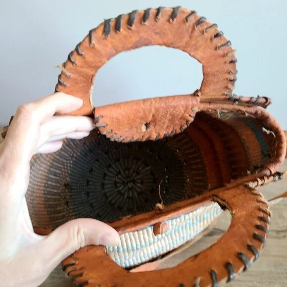 African woven sisal shoulder bag with leather strap and handles. - Picture 6 of 8